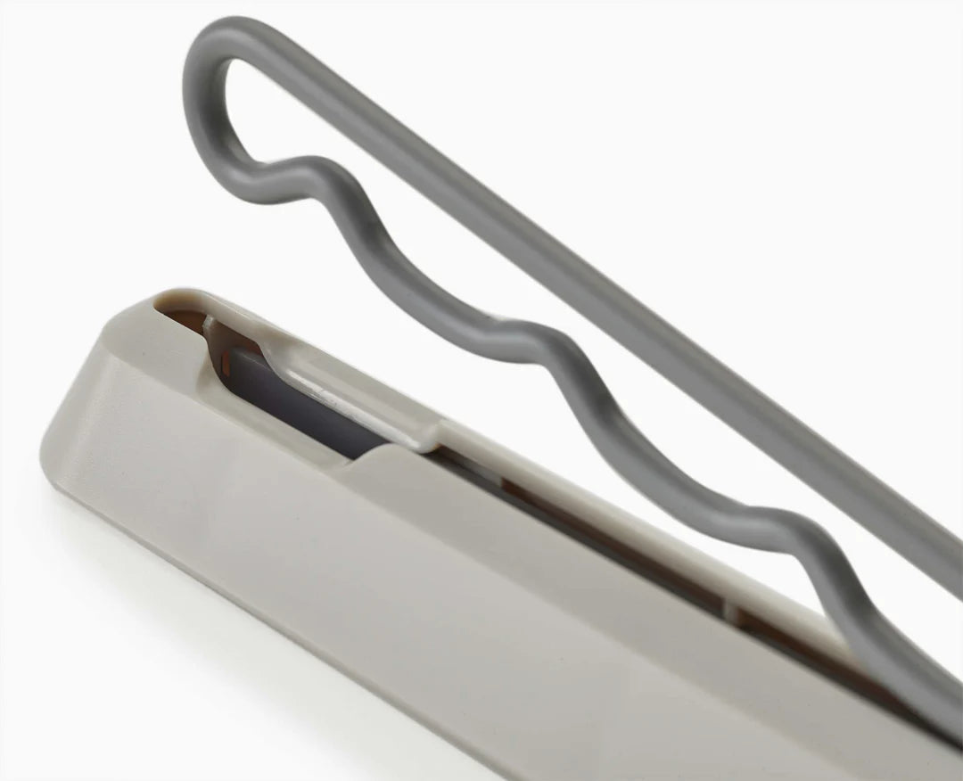 Barra appendiabiti retrattile Joseph Joseph in uso con vestiti