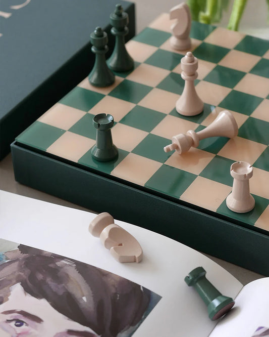 Re e torri in legno sulla scacchiera verde e crema Printworks Chess Classic