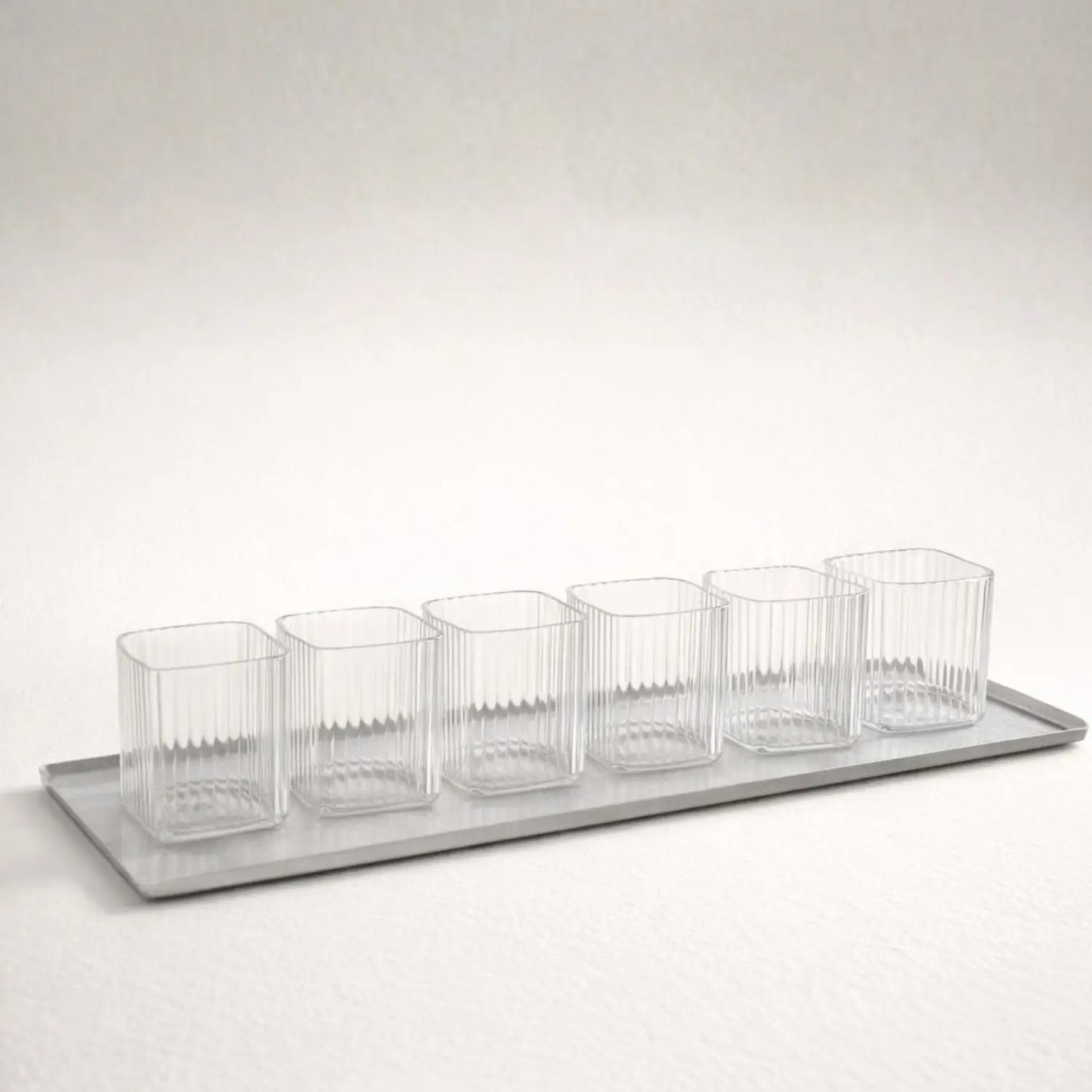 Set aperitivo KnIndustrie con 6 bicchieri Groove e vassoio Storm