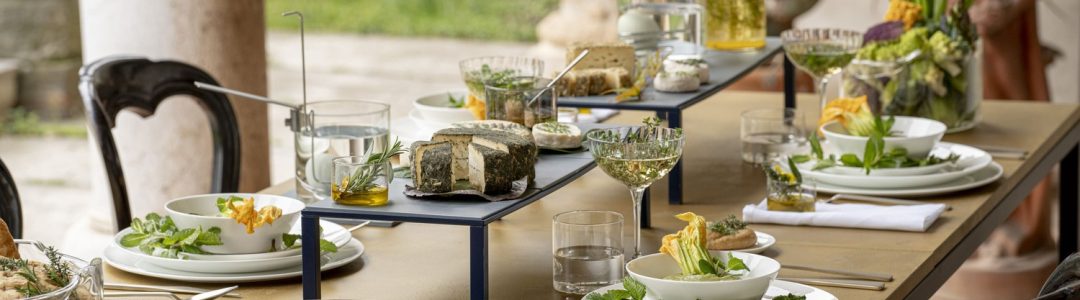 Nuove idee per apparecchiare la tavola all’aperto in estate