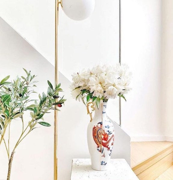 Vaso Seletti Hybrid Adelma con fiori in ambiente luminoso