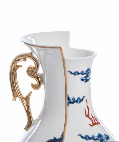 Dettaglio del bordo e del manico dorato del vaso Seletti Hybrid Adelma