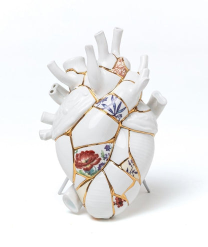 Love in Bloom Kintsugi Seletti, vista frontale con supporto da appoggio