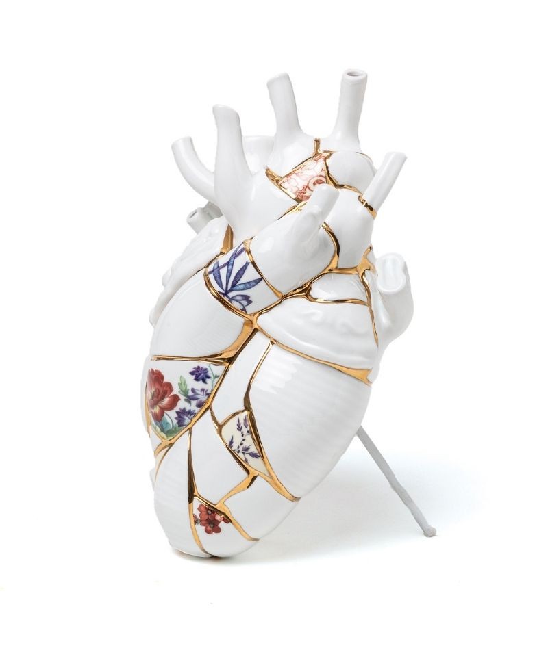 Love in Bloom Kintsugi Seletti, vista laterale con supporto da appoggio