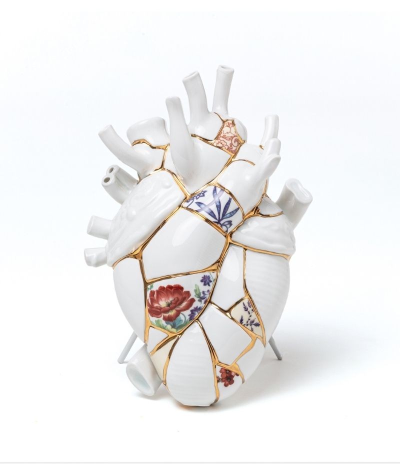 Love in Bloom Kintsugi Seletti, vista frontale angolata con supporto