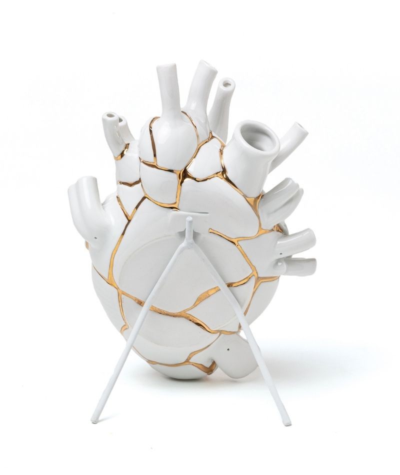 Love in Bloom Kintsugi Seletti, vista posteriore con supporto da appoggio