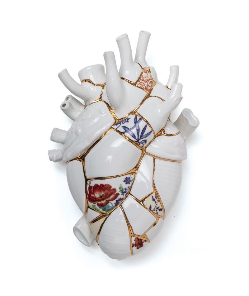 Seletti Love in Bloom Kintsugi vaso cuore in porcellana e oro, vista frontale
