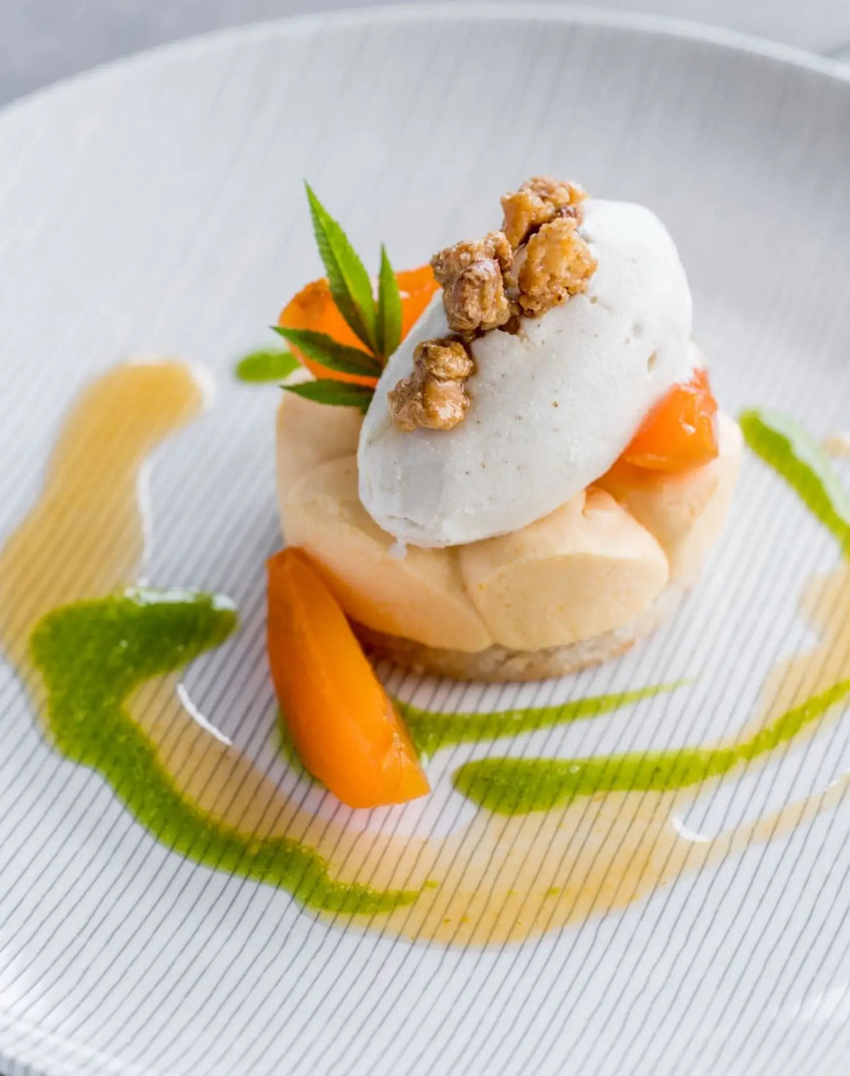 Piatto bianco in Bone China con dessert impiattato