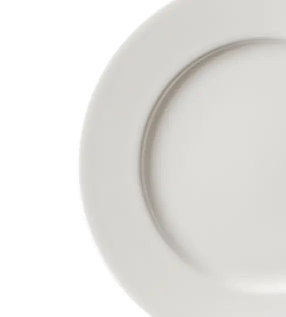 Dettaglio del bordo del piatto piano KnIndustrie Sophie in porcellana Fine Bone China bianca 