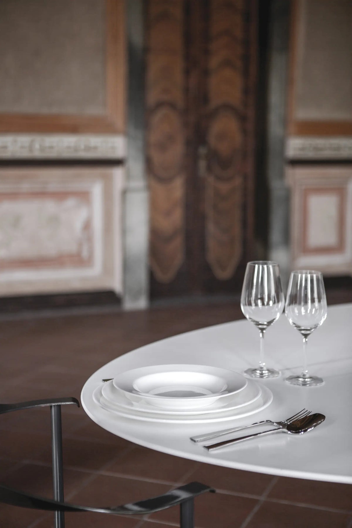 Dettaglio tavola apparecchiata KnIndustrie Sophie in porcellana Fine Bone China bianca