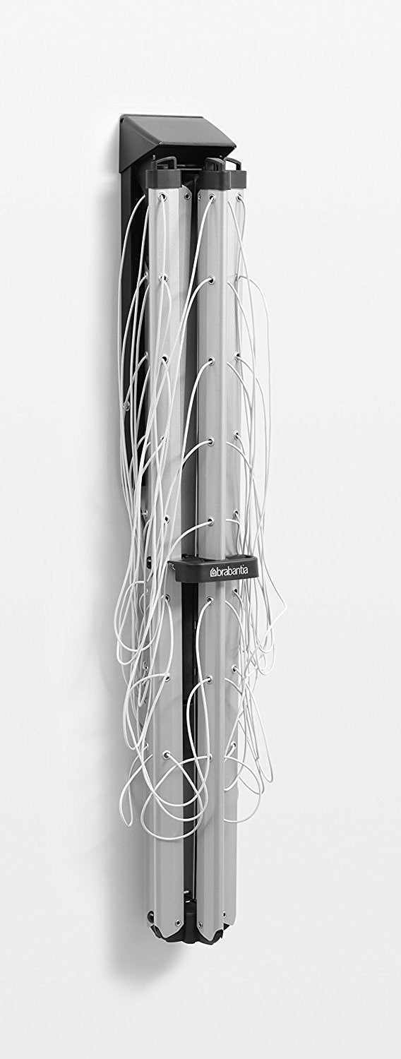 "Stendibiancheria Brabantia WallFix aperto con biancheria colorata in una lavanderia moderna"