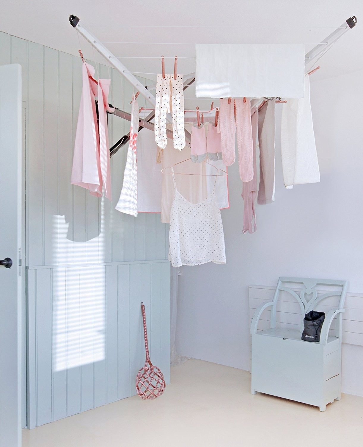 tendibiancheria Brabantia WallFix richiudibile, installato su parete in lavanderia