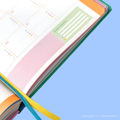 Agenda 2026-2027 Disegnetti Depressetti aperta sul planner annuale