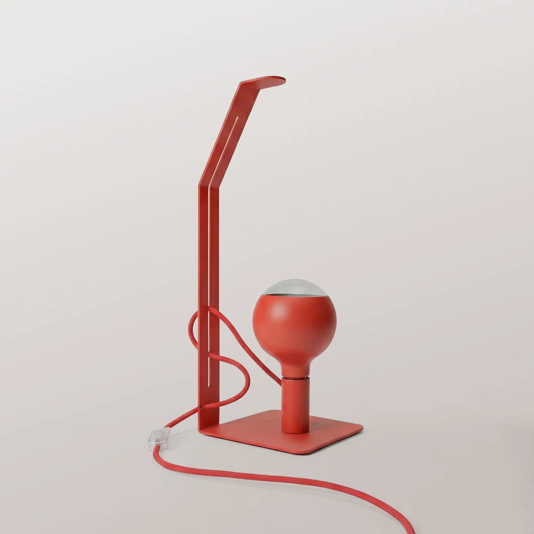 Lampada Filotto Koso Lucia rossa con portalampada nella parte bassa
Lampada da tavolo Filotto Koso Lucia bianca con lampadina coordinata