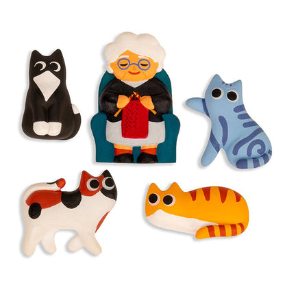 Foto principale: Kikkerland Cat Lady Magnets set di 5 magneti con quattro gatti e una signora in poltrona