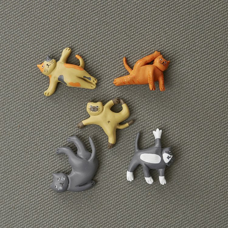 Kikkerland Cat Yoga Magnets cinque gatti colorati in diverse posizioni yoga