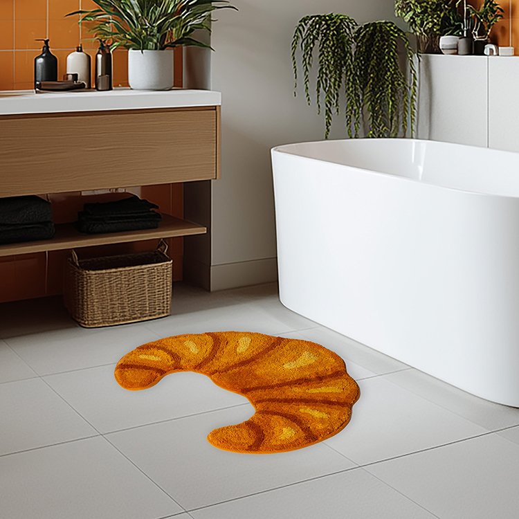 Kikkerland Croissant Bath Rug tappeto da bagno a forma di croissant ambientato