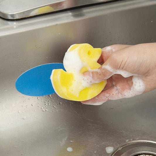 Spugna papera Kikkerland Duck Grab ’n’ Scrub utilizzata nel lavello con supporto adesivo
