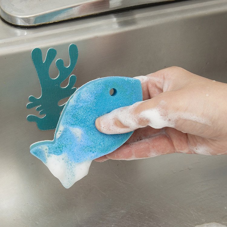 Kikkerland Fish Grab 'n Scrub utilizzata per pulire il lavello