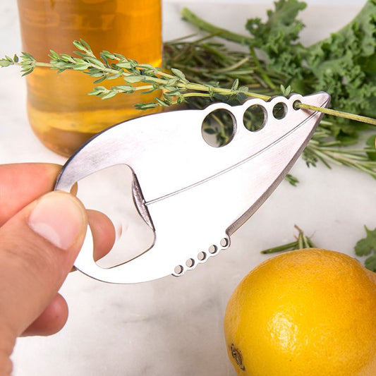 Kikkerland Herb Multi Tool utilizzato per preparare la scorza di limone