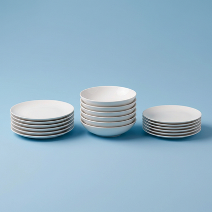 Le tre pile dei piatti Minimal su sfondo azzurro chiaro