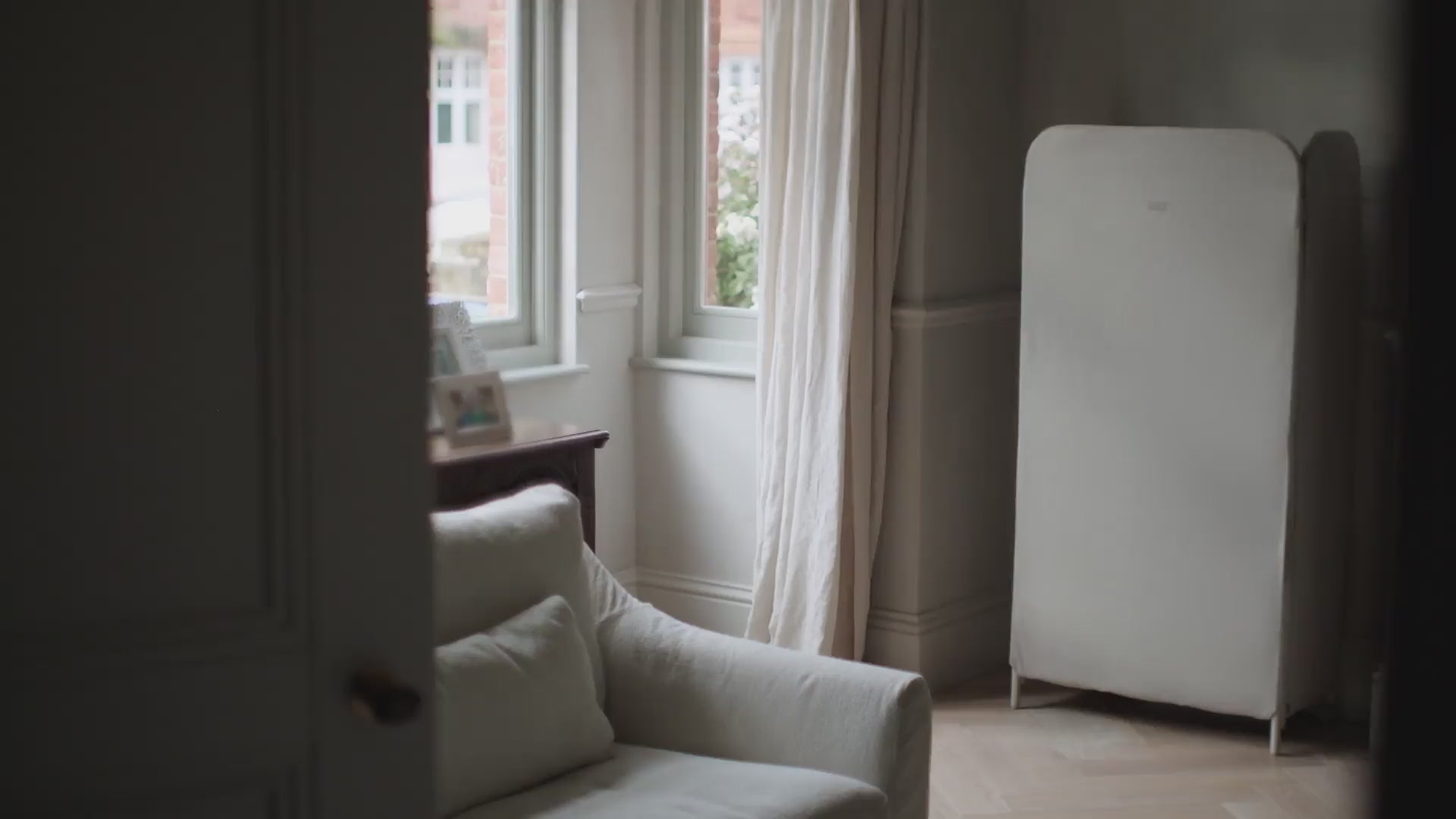 Carica il video: Joseph Joseph Eclipse Stendibiancheria 3 ripiani con schermo Ecrù