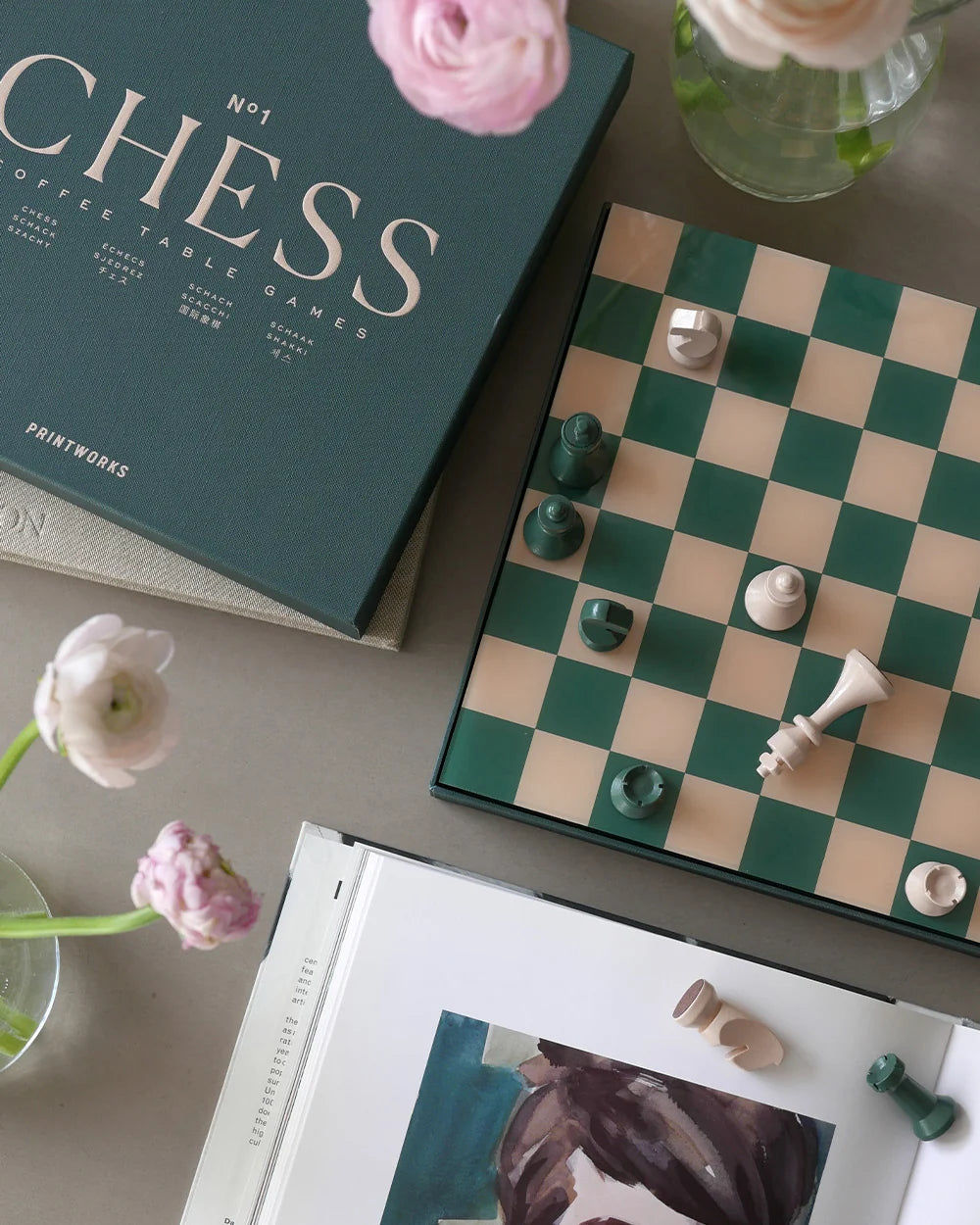 Scacchiera Printworks Chess Classic vista di tre quarti con pezzi schierati