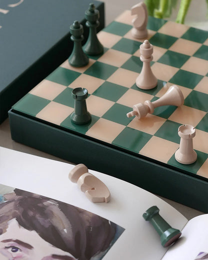 Re e torri in legno sulla scacchiera verde e crema Printworks Chess Classic