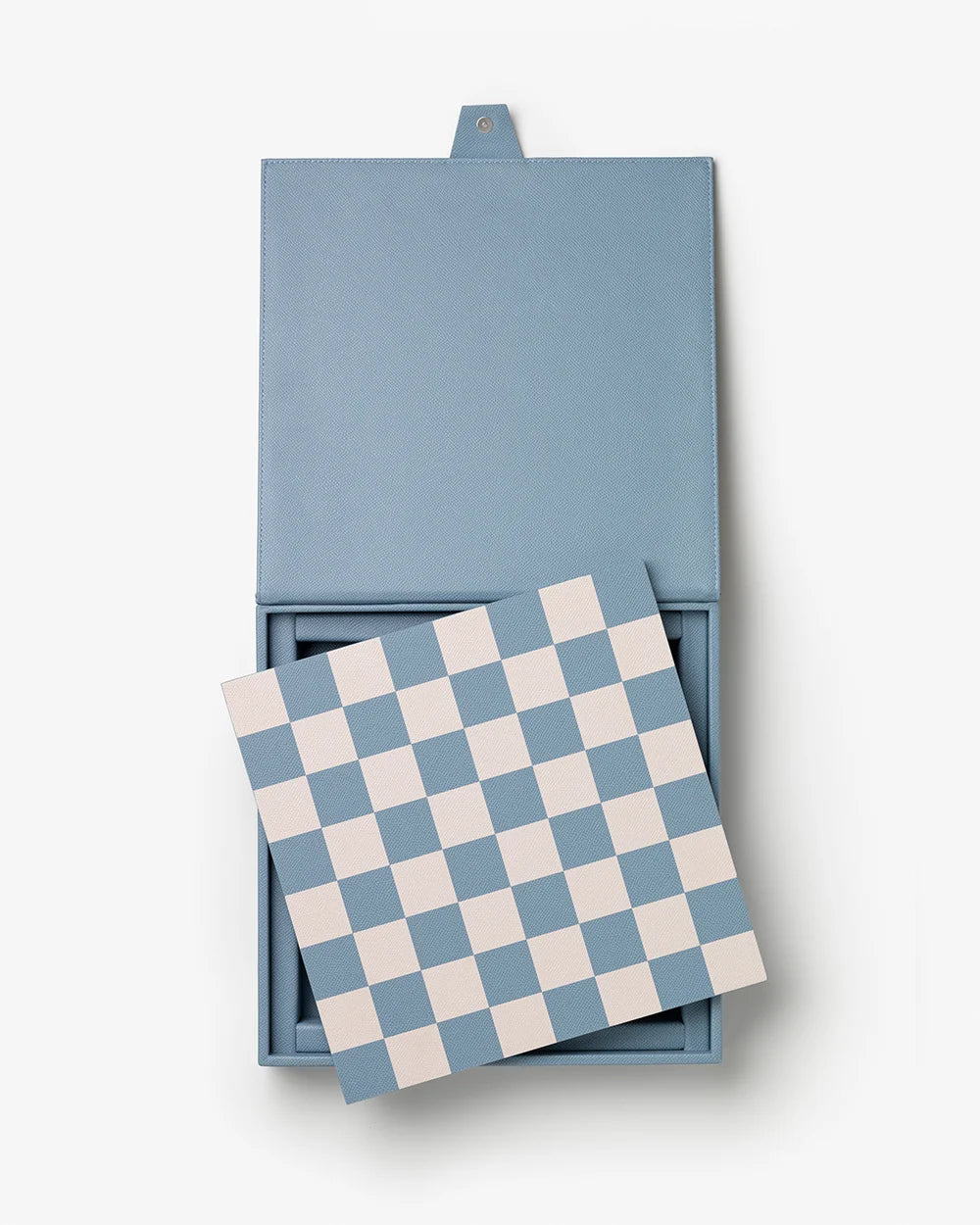 Pezzi in legno sulla scacchiera beige e blu Printworks Chess Reverra