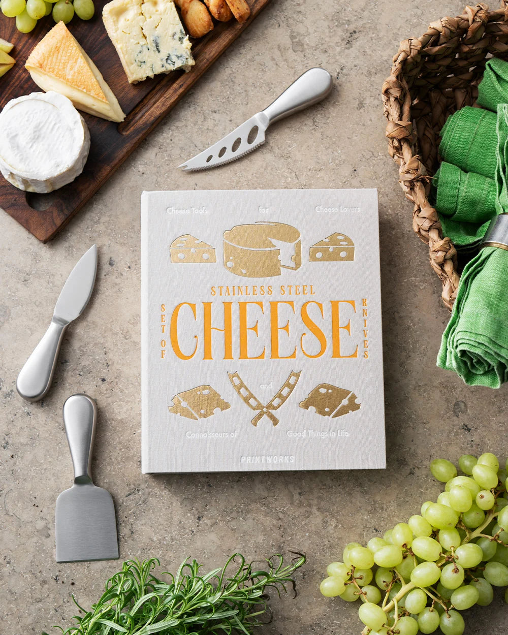 Ambientata con uva ed erbe: Printworks Cheese Tools con coltelli da formaggio, uva e erbe aromatiche