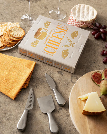 Ambientata con formaggi: Set coltelli da formaggio Printworks Cheese Tools con confezione, formaggi e cracker