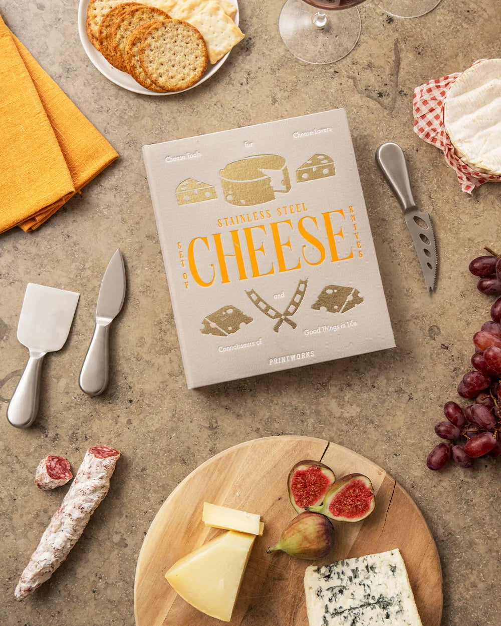Ambientata con tagliere: Set Printworks The Essentials Cheese Tools accanto a un tagliere di formaggi per aperitivo