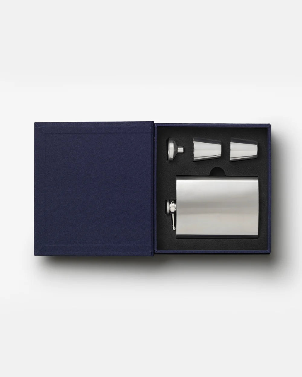 Vista di scorcio della scatola a libro blu scuro Printworks The Essentials Hip Flask