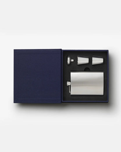 Vista di scorcio della scatola a libro blu scuro Printworks The Essentials Hip Flask