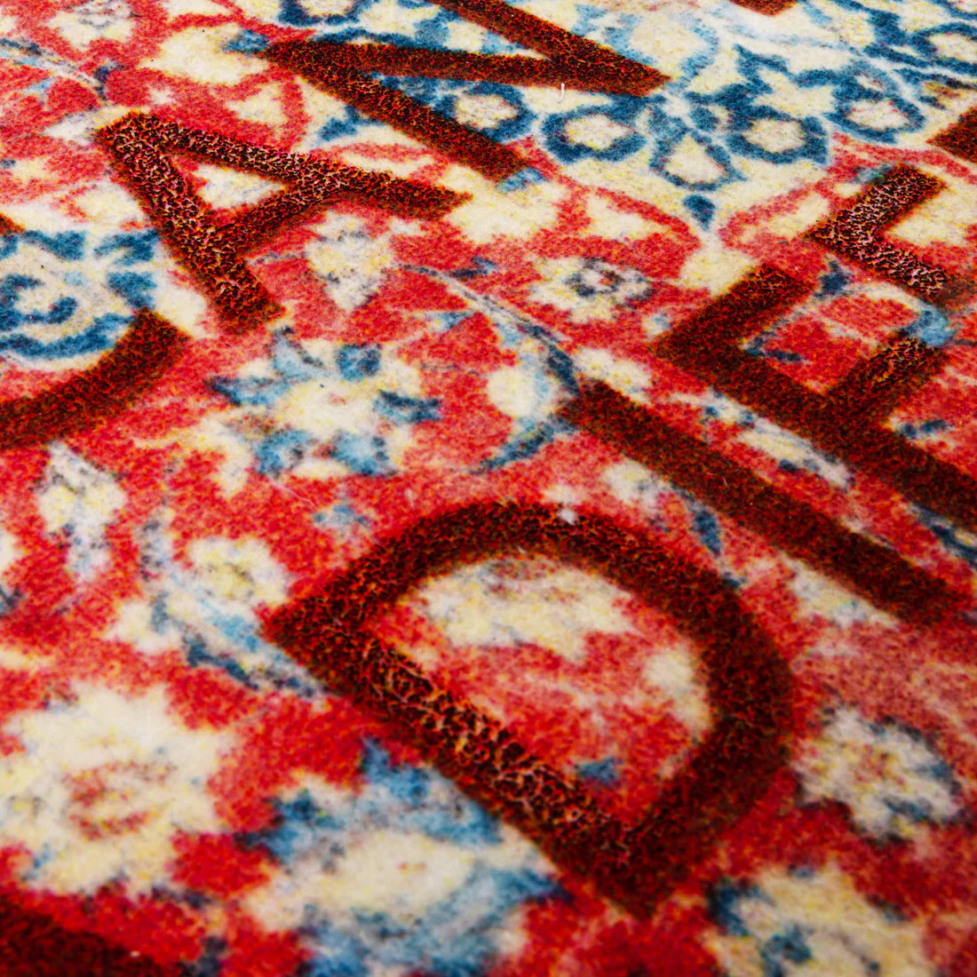 Burnt Carpet Difference Seletti tappeto con scritta Difference