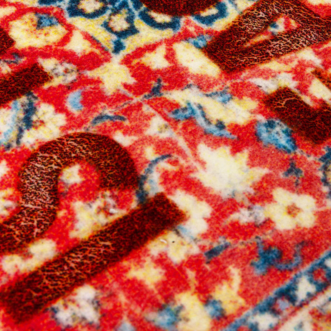 Dettaglio tappeto Seletti Burnt Carpet Possible in PET riciclato