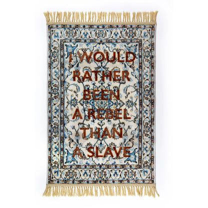Dettaglio tappeto Seletti Burnt Carpet Rebel in PET riciclato