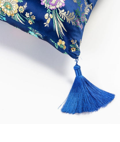 Dettaglio della nappa blu del cuscino Argia Seletti Hybrid