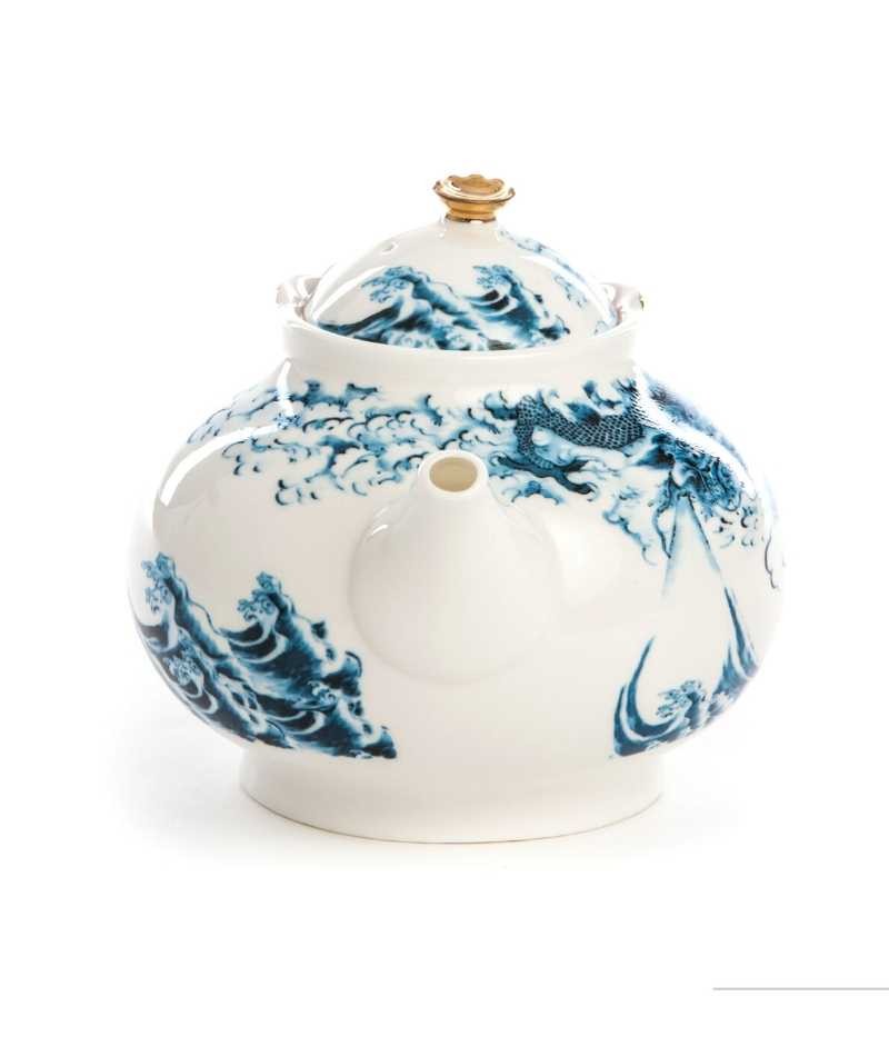 Teiera Smeraldina Seletti Hybrid con decoro blu, vista lato beccuccio