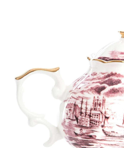 Dettaglio del manico e del decoro bordeaux della teiera Smeraldina Seletti Hybrid