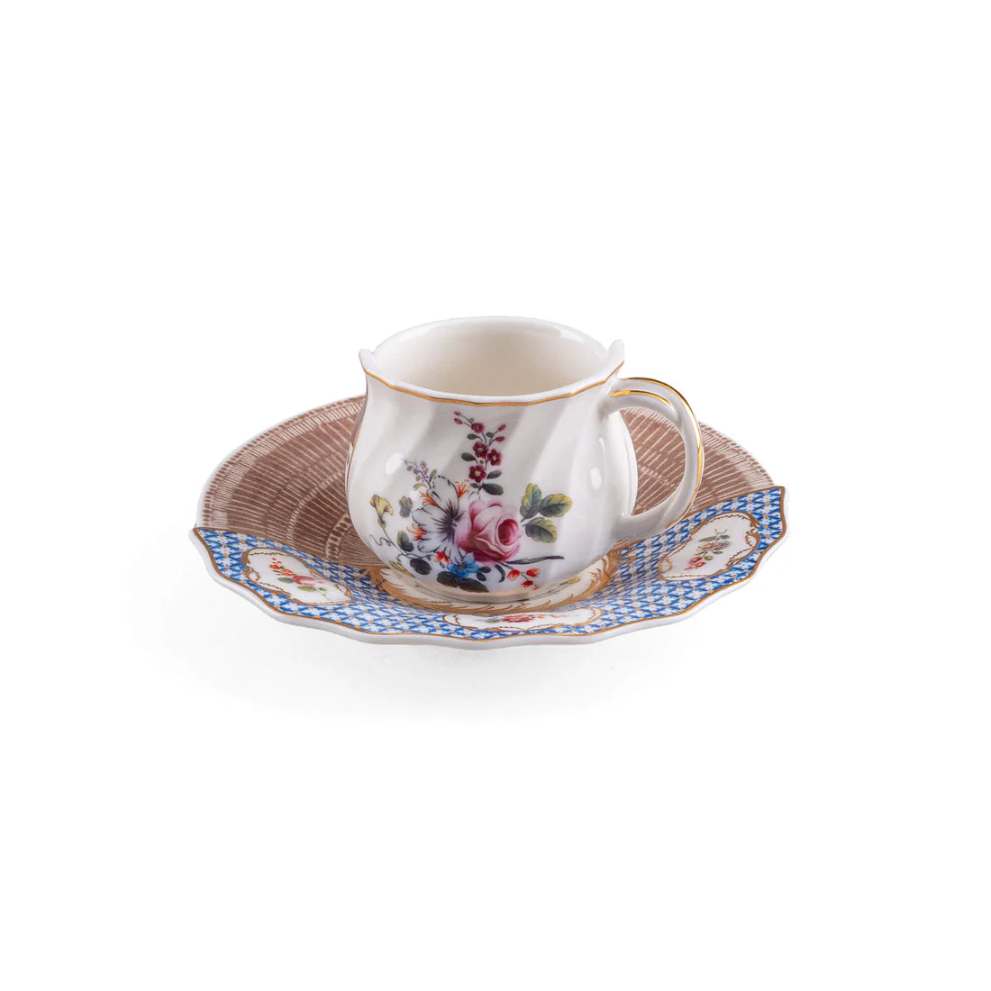 Vista frontale della tazzina da caffè Seletti Hybrid Djenne con piattino