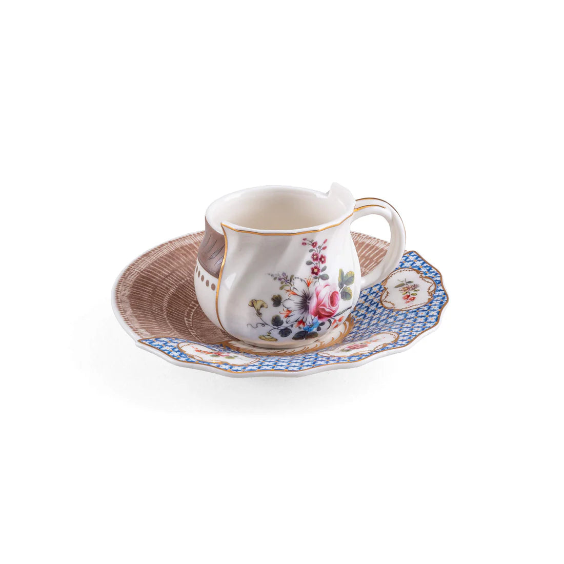 Vista frontale a tre quarti della tazzina da caffè Seletti Hybrid Djenne con piattino