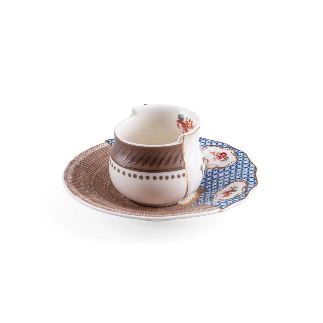 Vista posteriore a tre quarti della tazzina da caffè Seletti Hybrid Djenne con piattino
