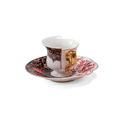 Vista posteriore a tre quarti della tazzina da caffè Seletti Hybrid Sagala con piattino