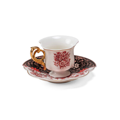 Vista laterale della tazzina da caffè Seletti Hybrid Sagala con piattino e decoro floreale