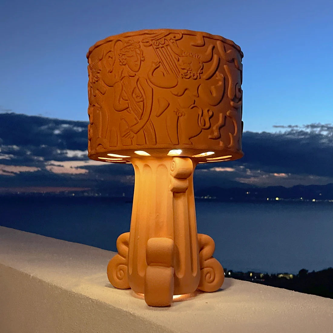 Dettaglio Magna Graecia Outdoor Lamp Dea in terracotta