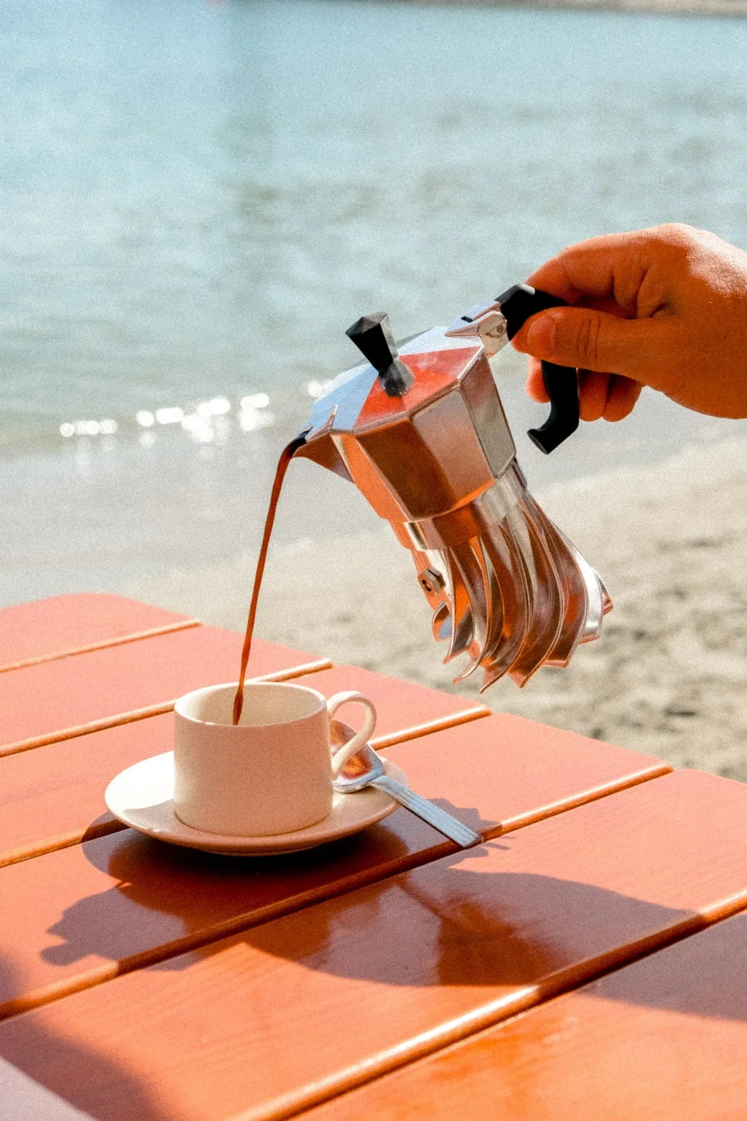 Turbo Moka TM2 mentre versa il caffè in una tazzina