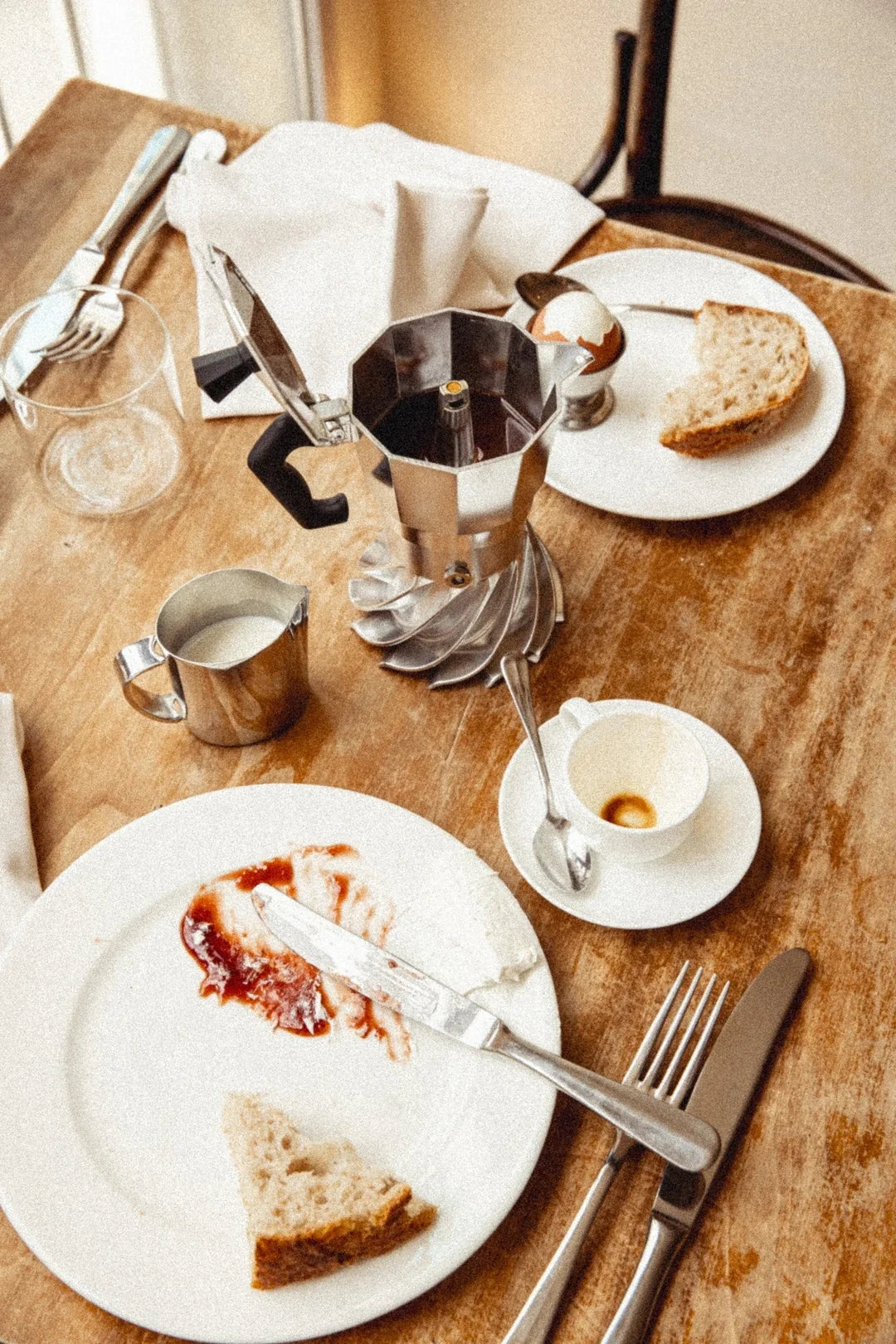 Turbo Moka TM2 ambientata su tavola con tazzine da caffè