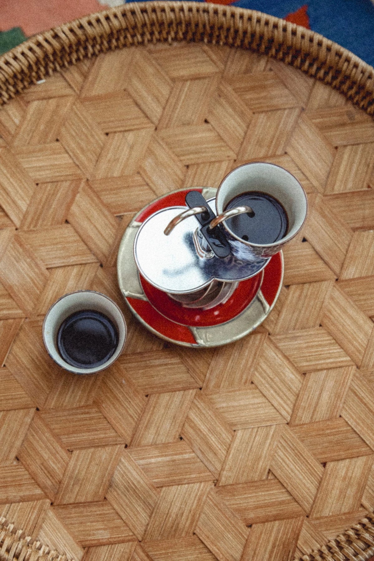 Turbo Moka Duetto vista dall’alto su tavolo intrecciato