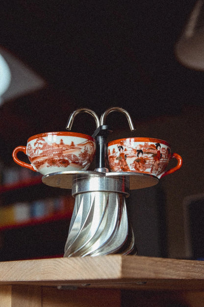 Turbo Moka Duetto ambientata su tavolo con due tazzine